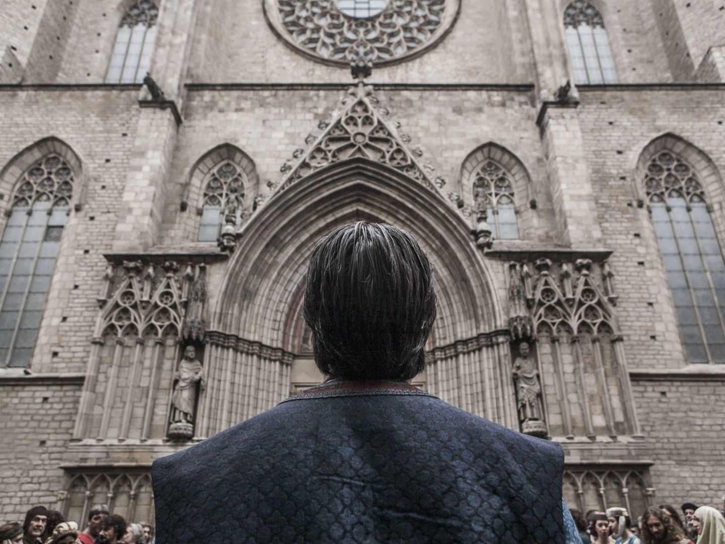 Arnau contempla la catedral terminada, en 'La catedral del mar'. (Antena 3)