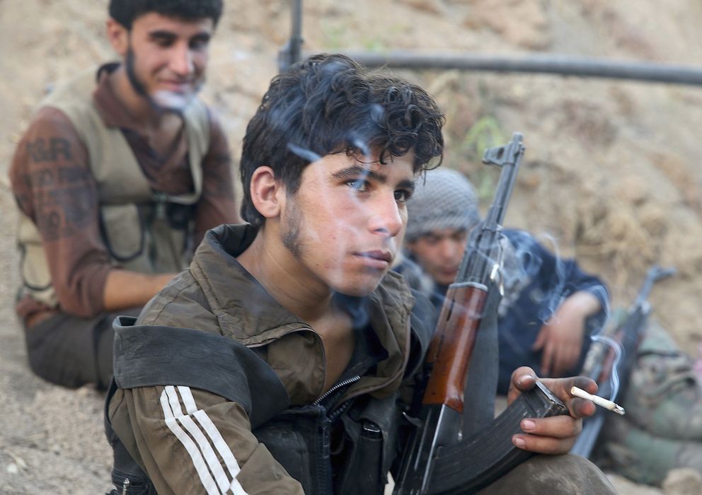 Foto: Un combatiente del Ejército Libre de Siria (ELS) fuma un cigarro en el frente de Otaiba, en Ghuta, un suburbio de Damasco (Reuters).