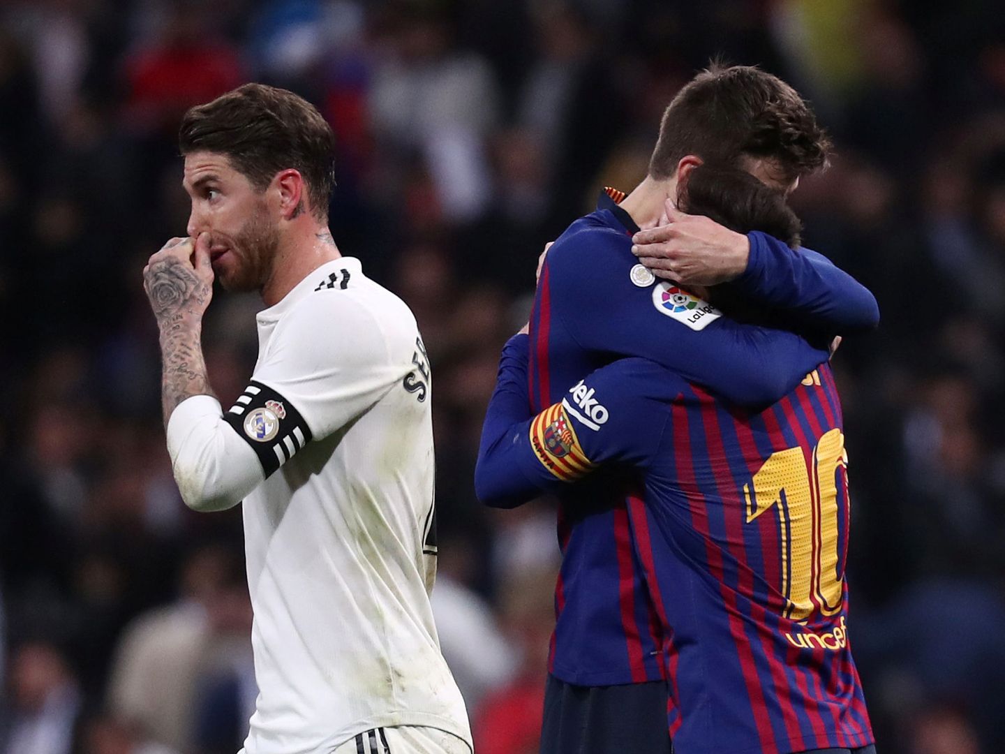 Piqué abraza a Messi y Sergio Ramos pasa con gesto de preocupación. (EFE)