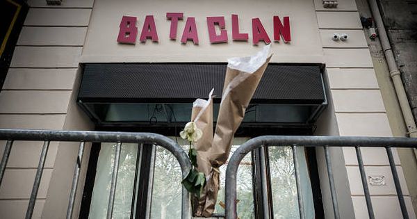 Foto: Tributo tras el ataque en Bataclan. (Getty)