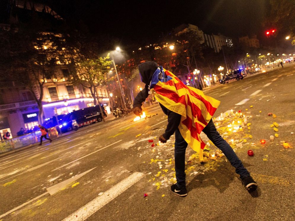 Foto: Un miembro de los CDR se enfrenta a los Mossos en Barcelona. (EFE)
