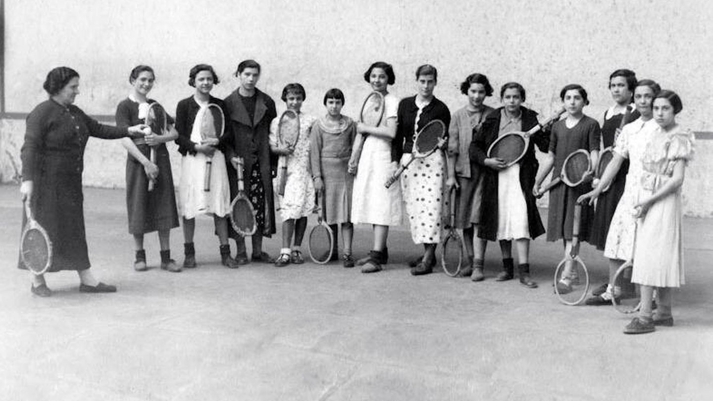 Aspirantes a raquetistas en la Escuela de Éibar. (Cedida por José María Urrutia)