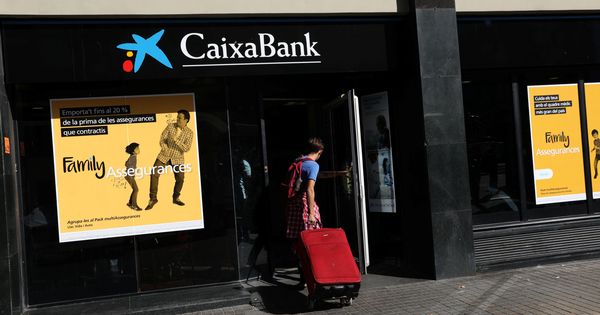 Foto: Los clientes de Caixabank y Banco Sabadell, alarmados por la situación en Cataluña (REUTERS)