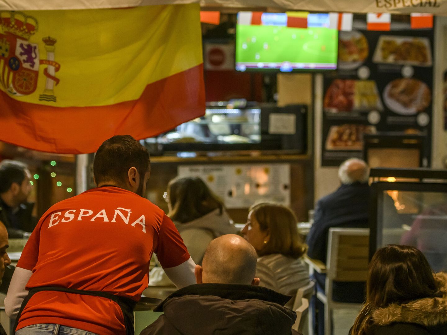 Ambiente en un bar de Sevilla durante un partido de la selección española. (EFE/Raúl Caro)