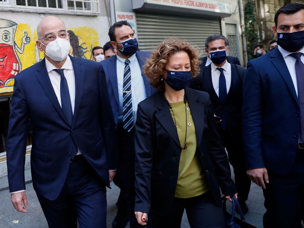 Foto: El ministro de Asuntos Exteriores de Grecia, Nikos Dendias, acompañado por la cónsul griega Georgina Soultanopoulou en Estambul. (Reuters) 