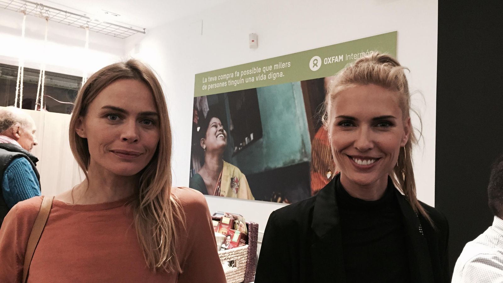 Foto: Verónica Blume y Judith Mascó en la tienda de Intermon Oxfam (Vanitatis)