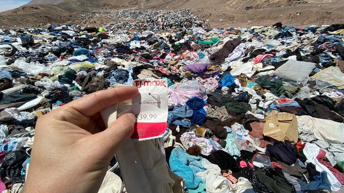 El desierto de Atacama, el mayor vertedero de ropa del mundo