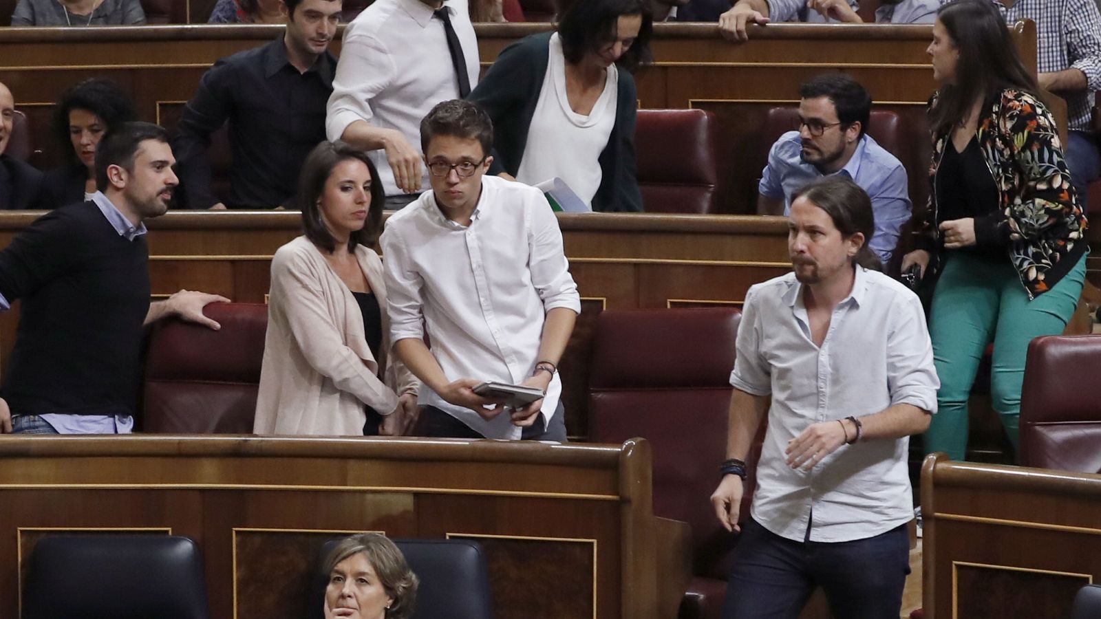 Foto: El líder de Podemos, Pablo Iglesias (d), y el resto de diputados de su grupo abandonan el hemiciclo. (EFE)