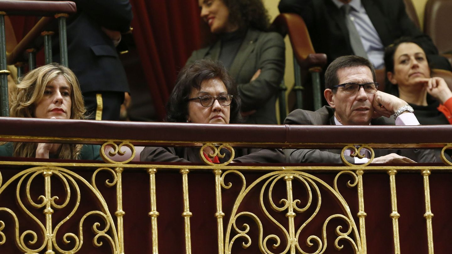 Begoña Gómez, Magdalena Pérez-Castejón y Pedro Sánchez Fernández, en el Congreso. (EFE)