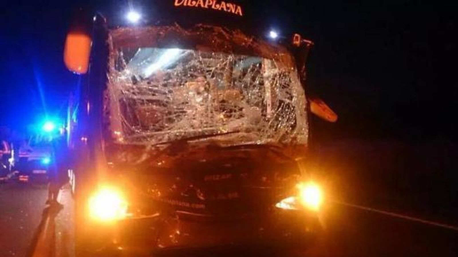 Foto: Estado en el que quedó el autobús del Mérida después del accidente (FOTO; Twitter).