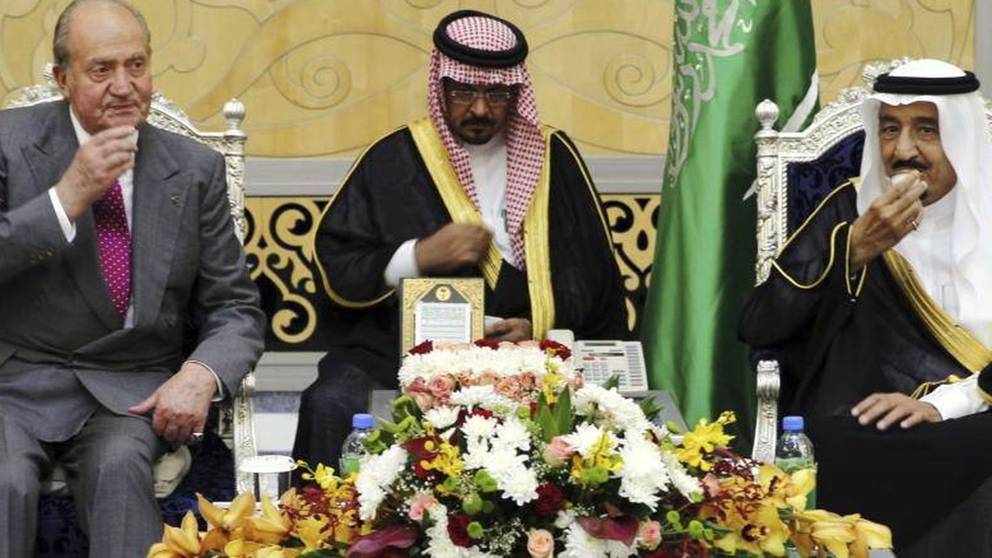 Don Juan Carlos, con un pañuelo en la mano, al dar el pésame por la muerte del rey Abdalá, en enero de 2015. (EFE)