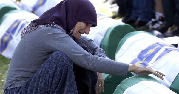 Foto: Una mujer llora en el 24 aniversario de la matanza de Srebrenica. (EFE)