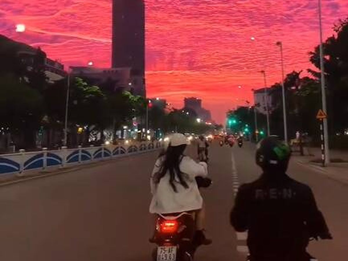 Foto: Espectacular vídeo del cielo 'de película' en Vietnam (Twitter/@Arteymas_/@evrenemeraak)