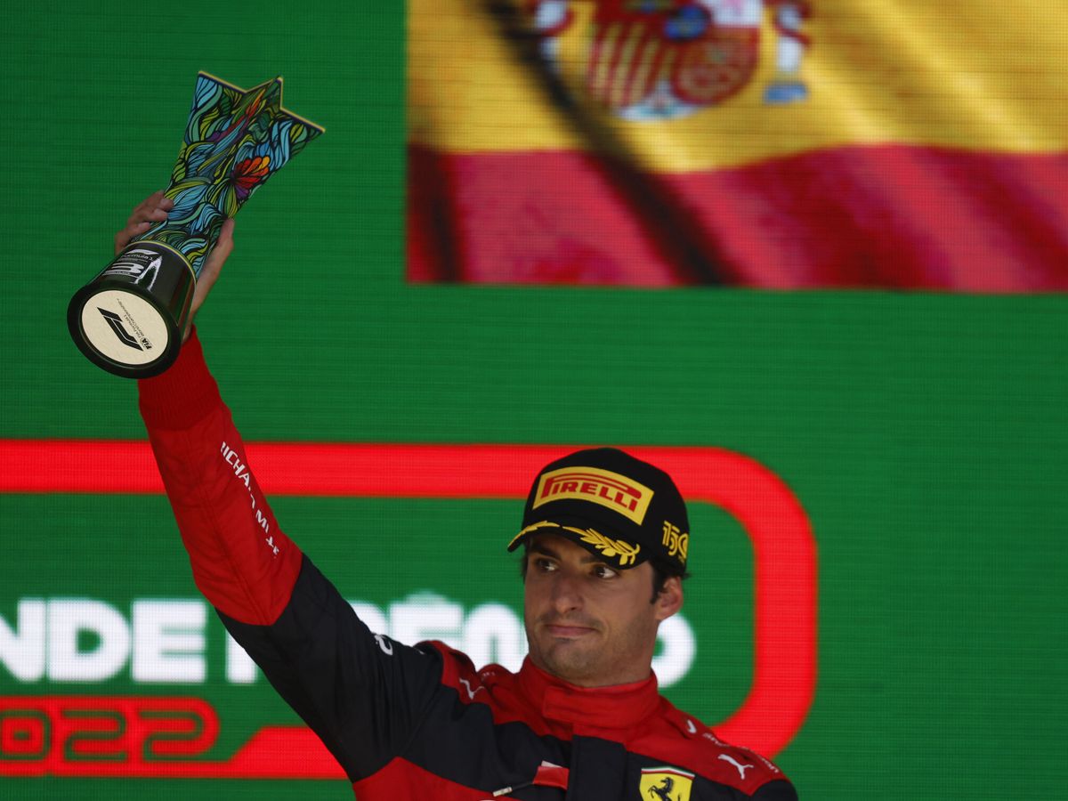 Foto: Carlos Sainz celebra en el podio su tercer lugar. (EFE/Fernando Bizerra)