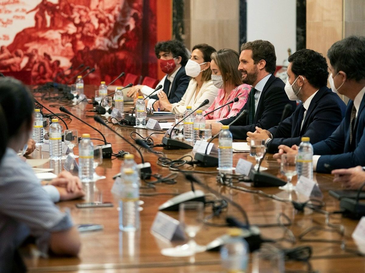 Foto: Pablo Casado y Cuca Gamarra se reúnen con los portavoces de las comisiones parlamentarias. (EFE)