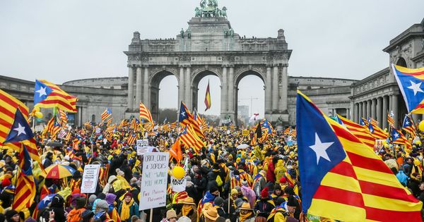 Foto: Cientos de manifestantes se concentran en la explanada del Parque del Cincuentenario de Bruselas. (EFE)