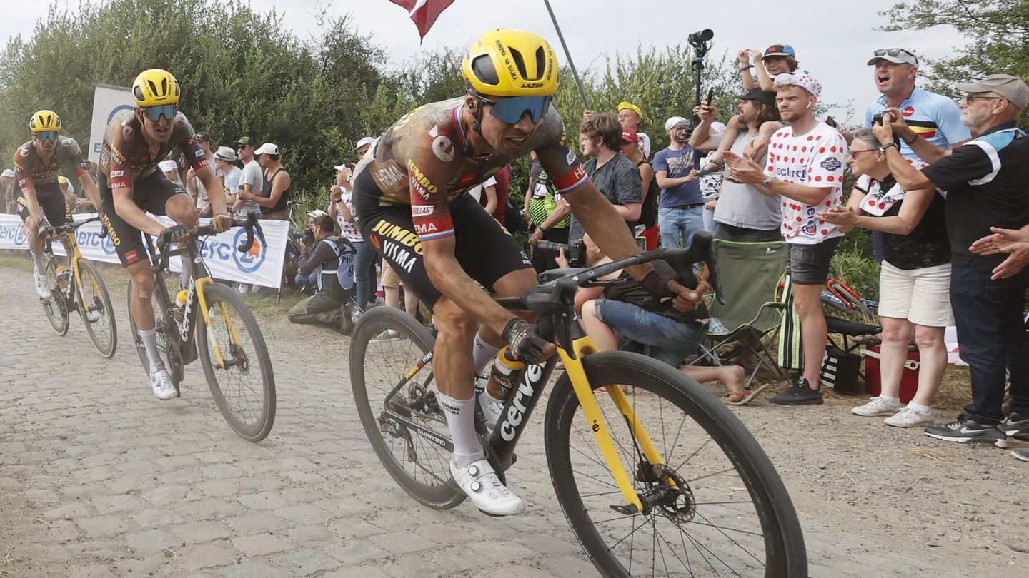 Primoz Roglic, en plena etapa del Tour de Francia. (EFE/Guillaume Horcajuelo) 