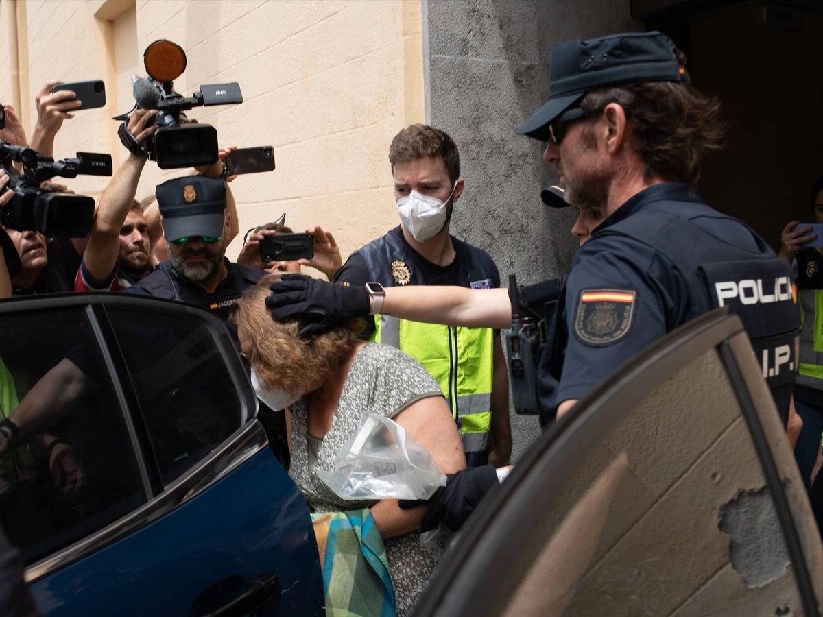 Foto: La alcaldesa de Sitges, Aurora Carbonell i Abella, a su salida del Ayuntamiento de Sitges por presunta malversación. (Europa Press/David Zorrakino)