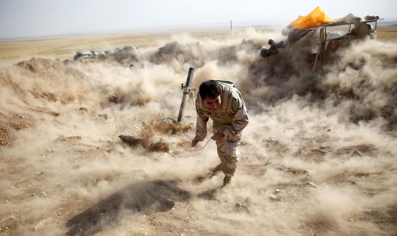 Foto: Un peshmerga kurdo lanza proyectiles de mortero contra posiciones del ISIS cerca de Mosul, Irak. (Reuters)