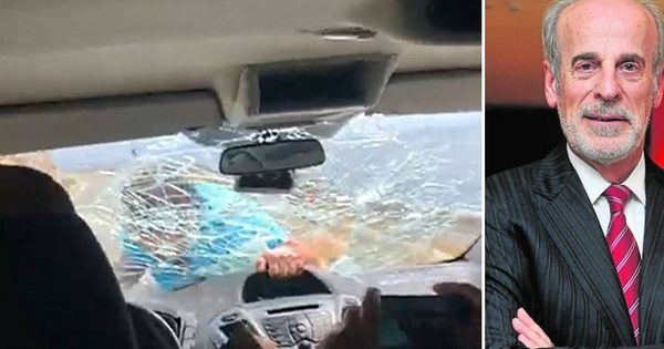 Foto: Kokedhima, encaramado al capó del coche de Galdón, golpea el cristal hasta introducir un brazo. (RTV Ora)