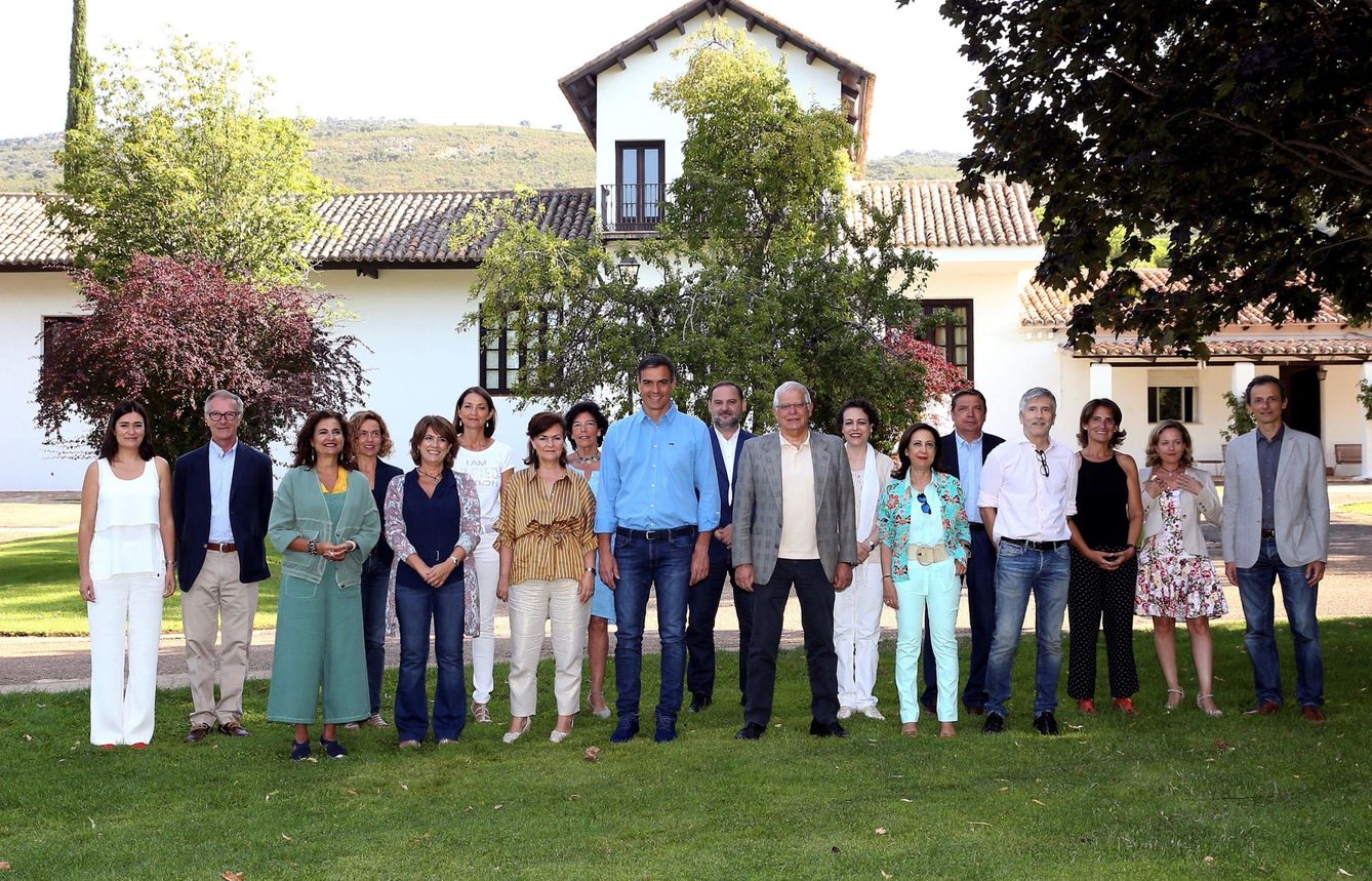 Fotografía de familia facilitada por Presidencia del Gobierno de Pedro Sánchez y sus 17 ministros, reunidos en Quintos de Mora este fin de semana.