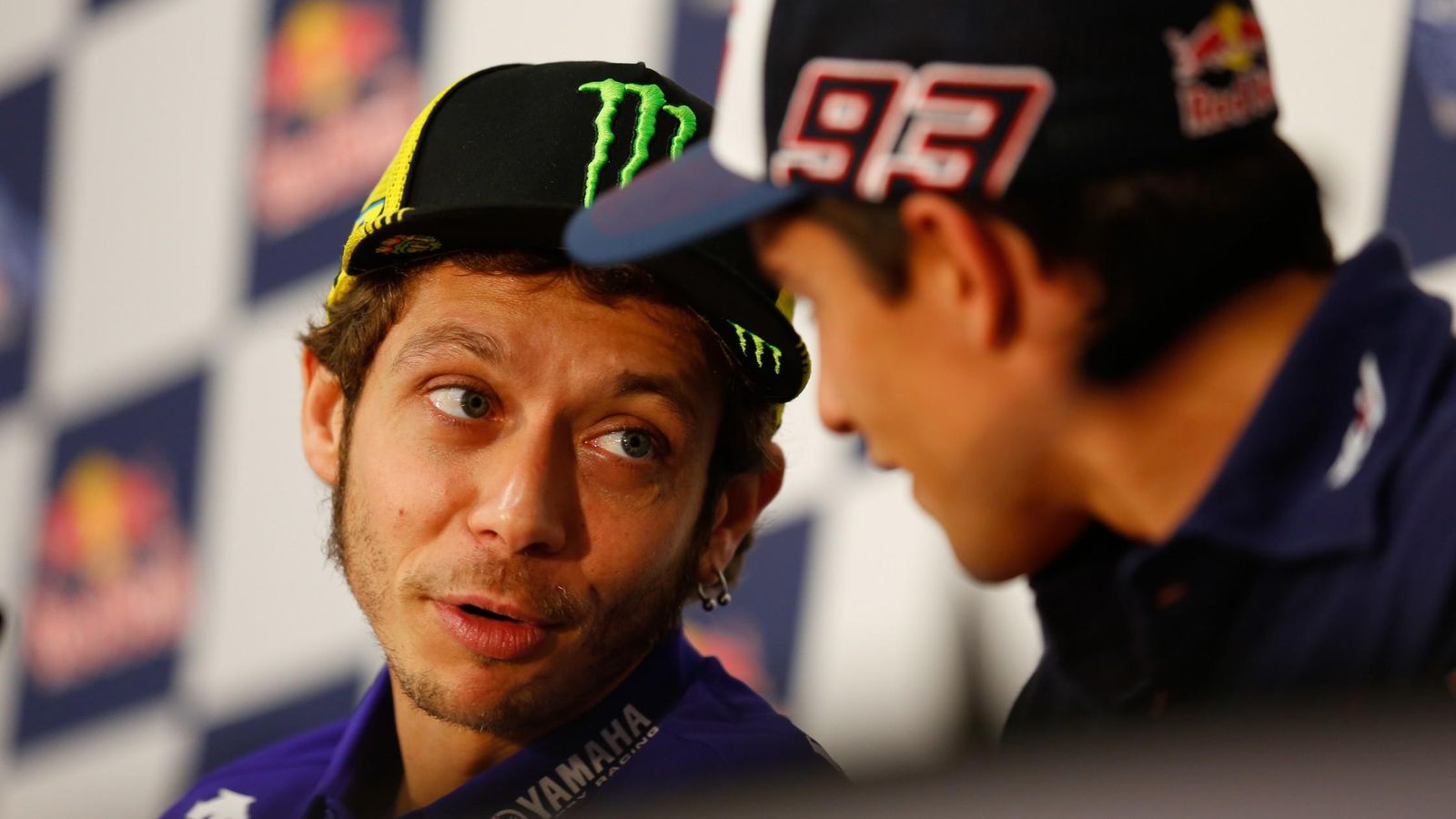 Foto: Valentino Rossi charla con Márquez durante la rueda de prensa (MotoGP).