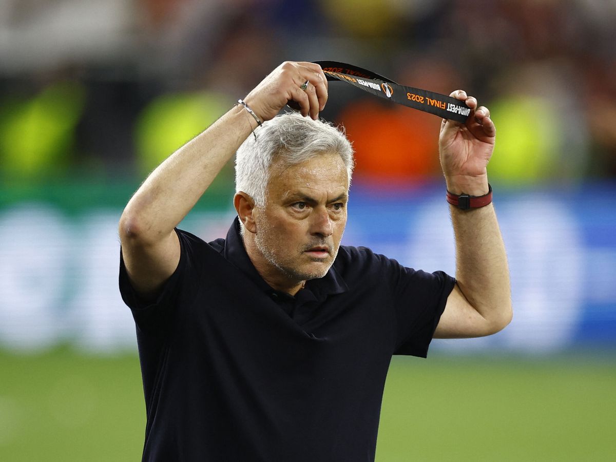 Foto: José Mourinho se quita la medalla de subcampeón. (Reuters/John Sibley).