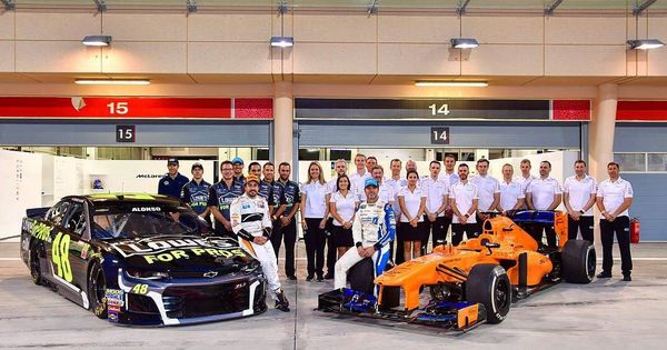 Foto: El equipo de Fernando Alonso junto al de Jimmie Johnson. (Twitter: @BAH_Int_Circuit)