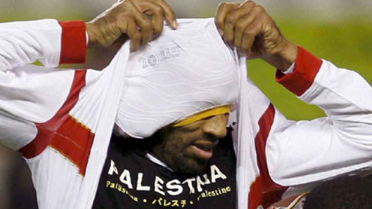 Multan a Kanouté por mostrar una camiseta en apoyo al pueblo palestino
