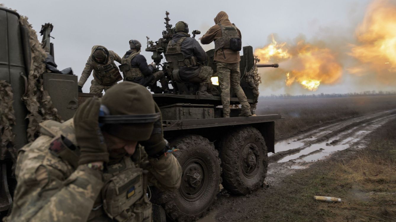 Foto: Militares ucranianos desde su posición en una línea del frente en Zaporiyia. (EFE/EPA/Yakiv Liashenko) 