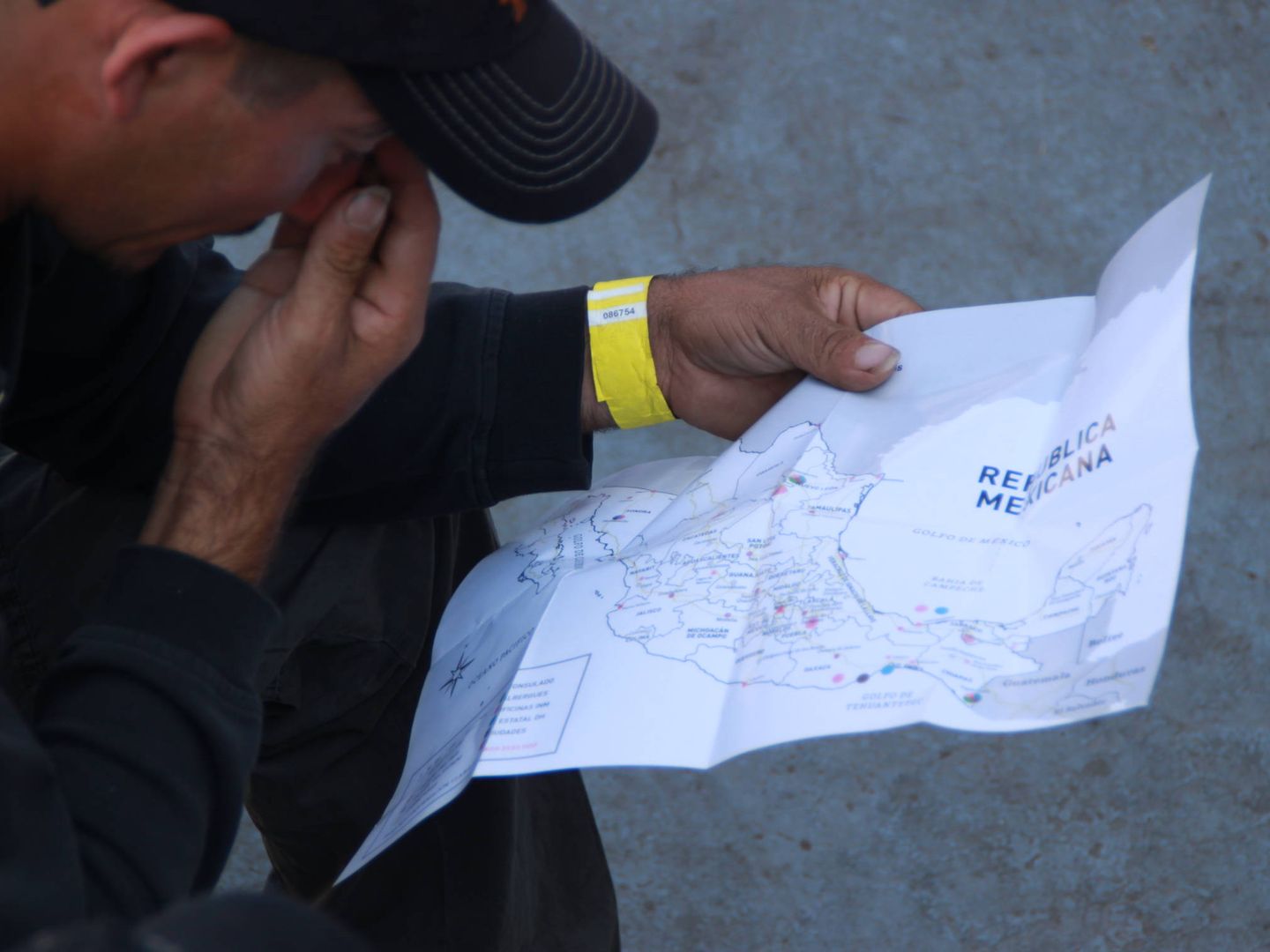 Un integrante de la caravana estudia un mapa de México para tratar de decidir la ruta. (A. Espallargas)