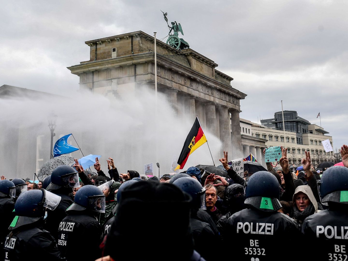 La protesta, frente a la Puerta de Brandenburgo. (EFE)