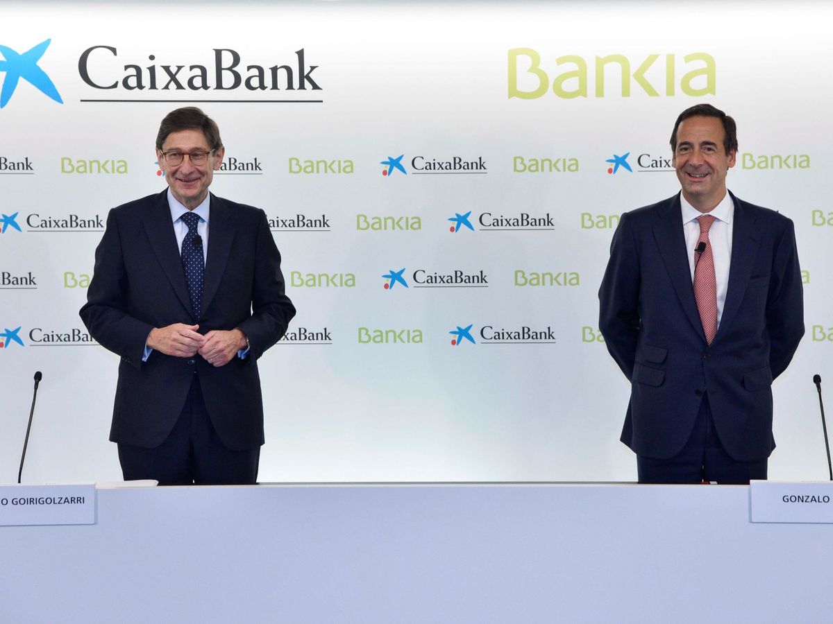 Foto: José Ignacio Goirigolzarri (Bankia) y Gonzálo Gortázar (CaixaBank). (EFE)
