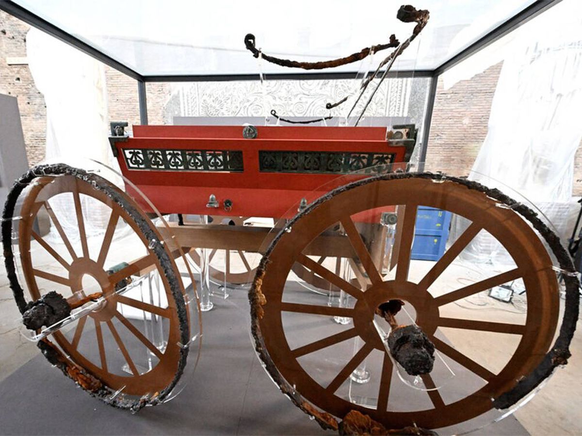 Foto: Así es el lujoso carro ceremonial romano de Pompeya que llega a Roma (ANSA)