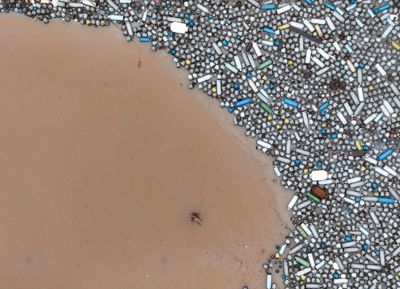 Vista de dron sobre bombonas de gas arrastradas por la inundación. (Reuters/Adriano Machado)