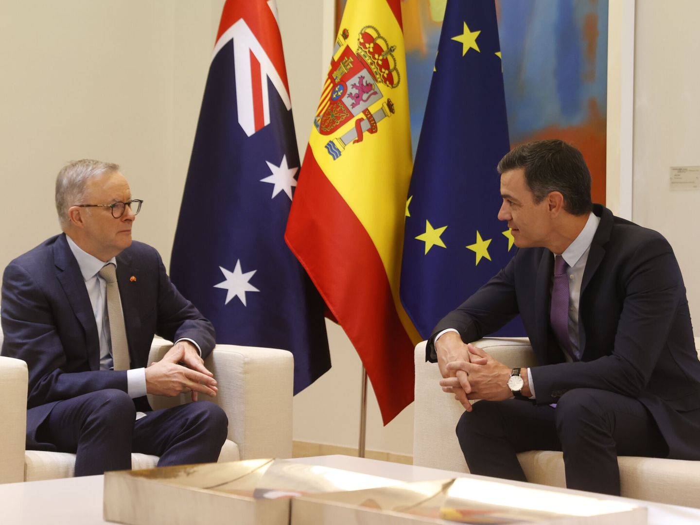 El presidente del Gobierno, Pedro Sánchez (d),y el primer ministro de Australia, Anthony Albanese (i), durante la reunión. (EFE/ Juan Carlos Hidalgo) 