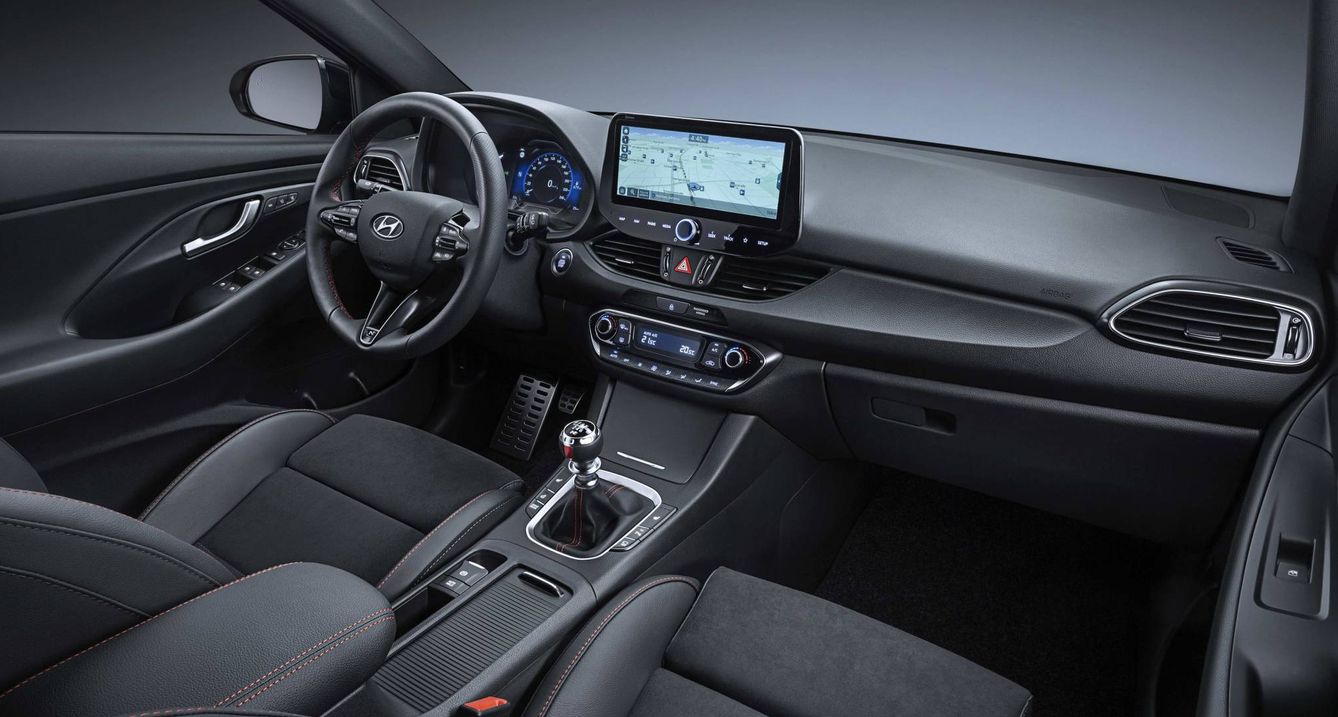 El interior del i30 destaca por su gran calidad percibida y su pantalla central de hasta 10,25 pulgadas. 