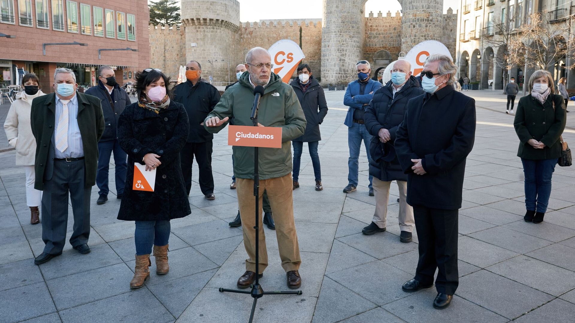 El candidato de Ciudadanos, Francisco Igea (c), en un acto en Ávila. (EFE/Raúl Sanchidrián)