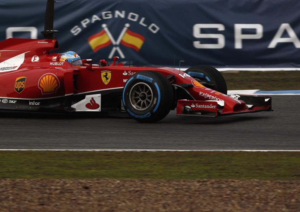 Foto: Fernando Alonso conduciendo por el Circuito de Jerez.