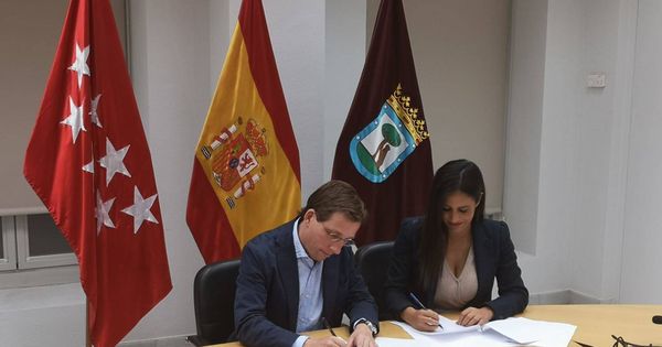 Foto: José Luis Martínez-Almeida y Begoña Villacís firman su acuerdo de Gobierno para Madrid. (PP)