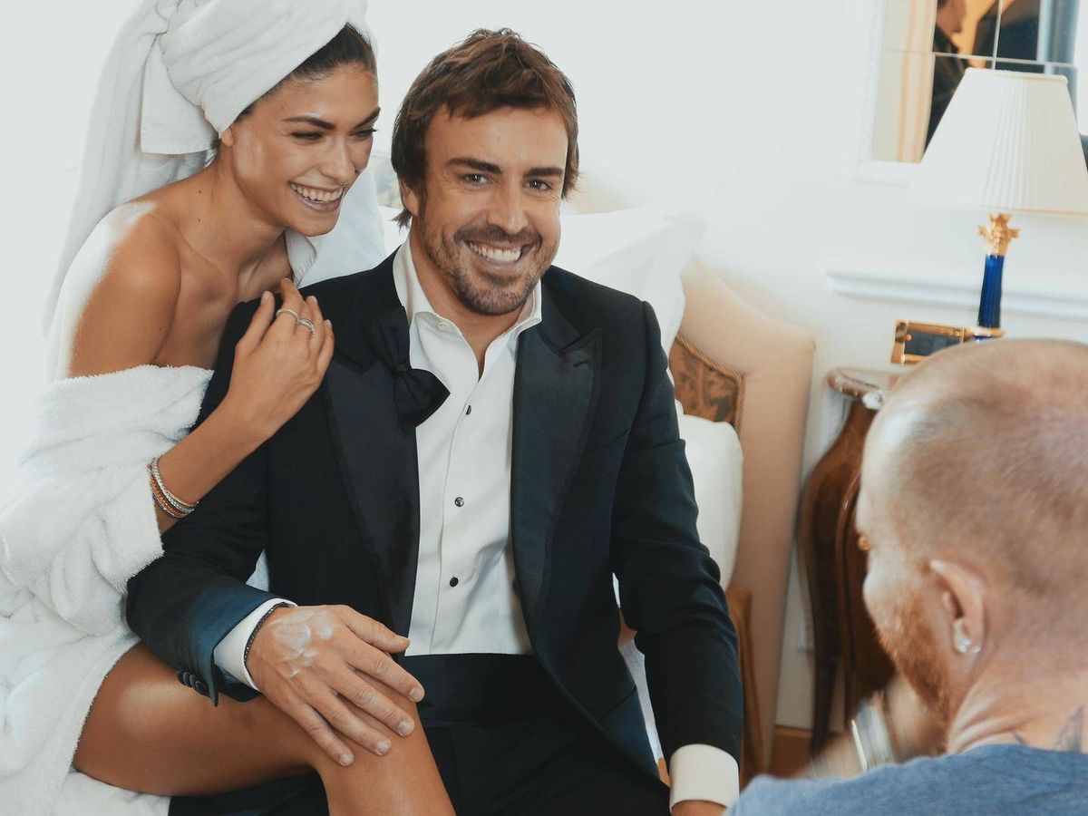 Foto: Fernando Alonso, sonriente con su novia. (Amazon Prime)