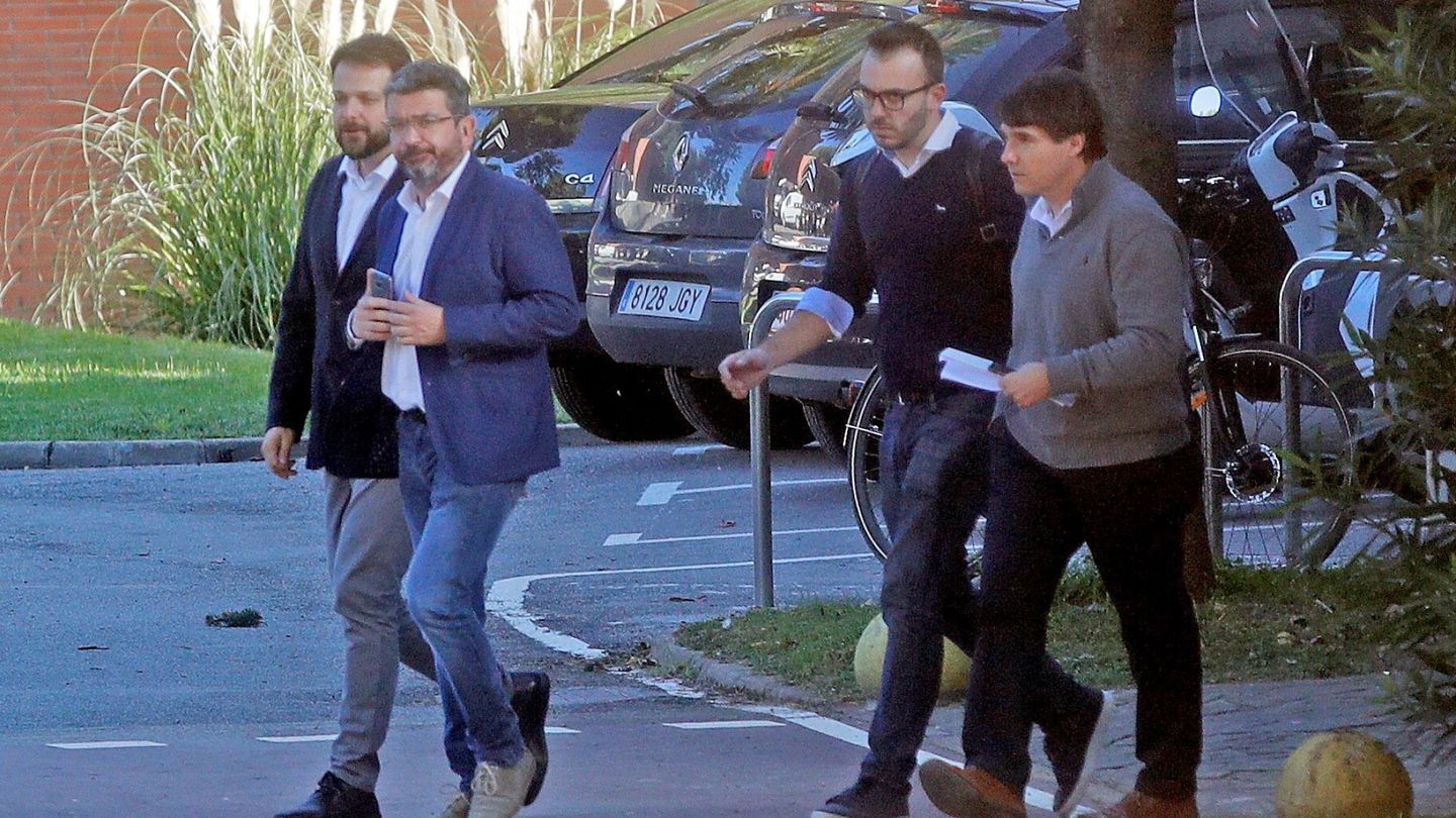 El secretario general del Deporte y exdiputado de CiU en el Parlament, Gerard Figueras, a la izquierda, tras ser detenido por la Guardia Civil el pasado 12 de noviembre. (EFE)