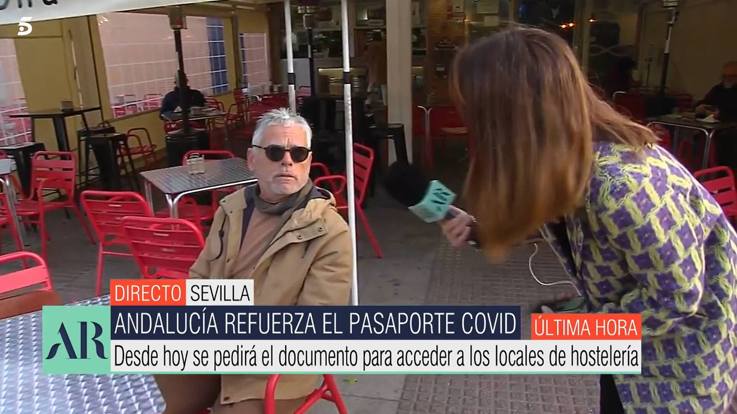 Rocío Romero, preguntando al cliente de un bar. (Mediaset)