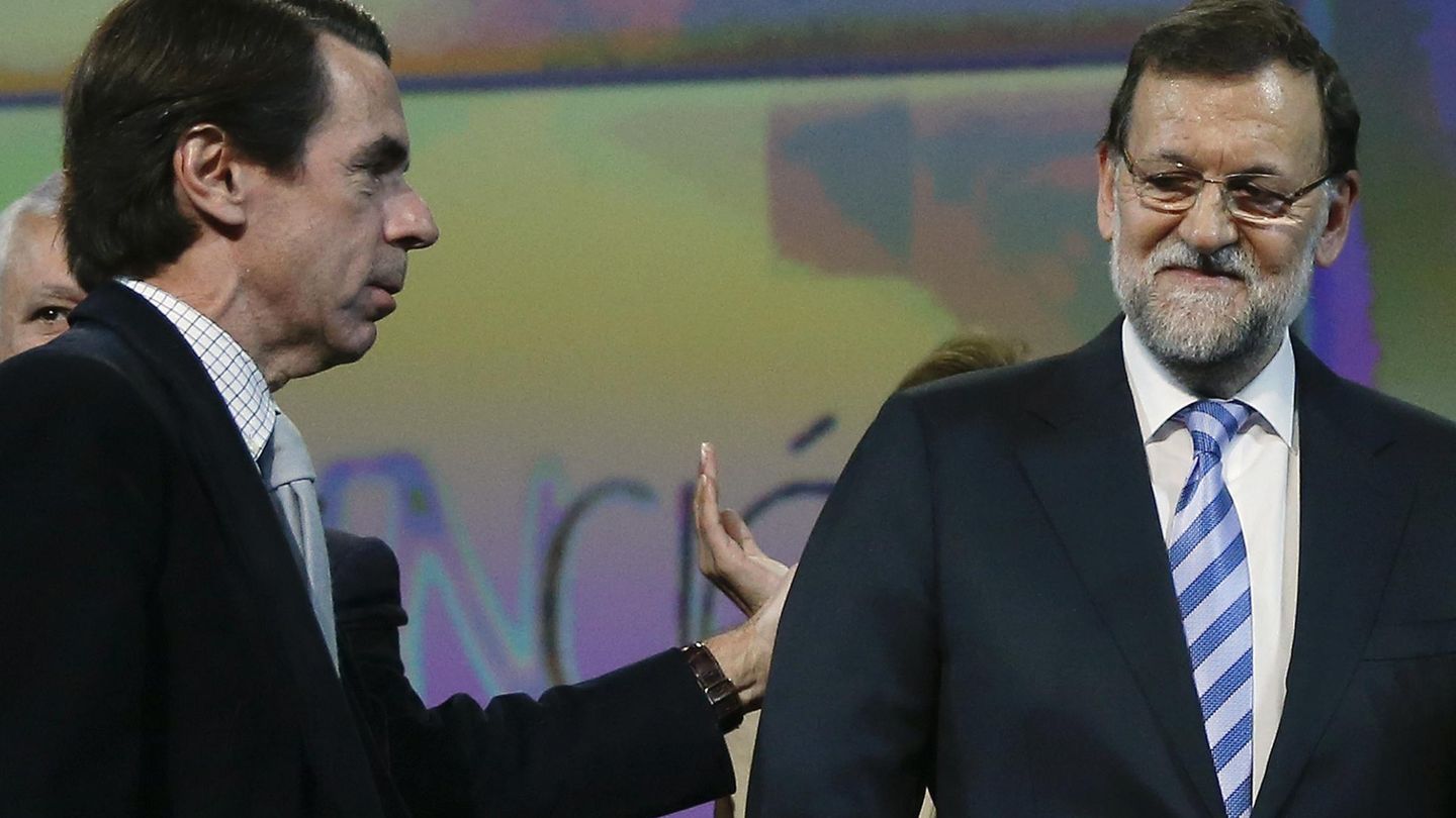 José María Aznar y Mariano Rajoy en un acto en 2015. (Reuters)