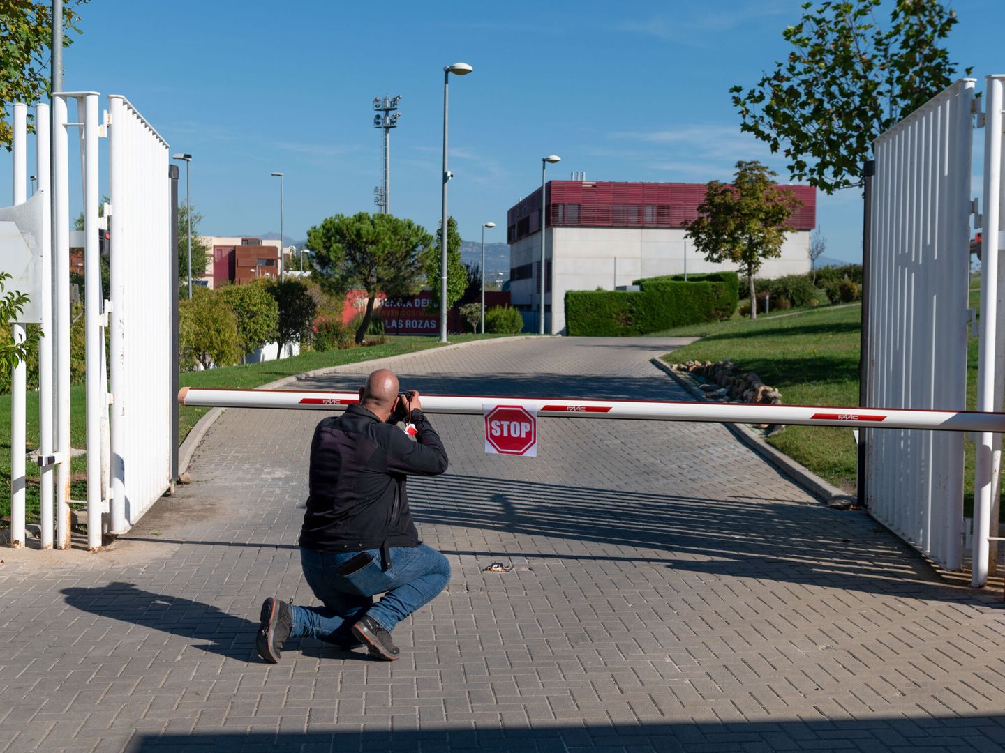 Un fotógrafo toma imágenes del registro de la Guardia Civil. (EFE/Fernando Villar) 