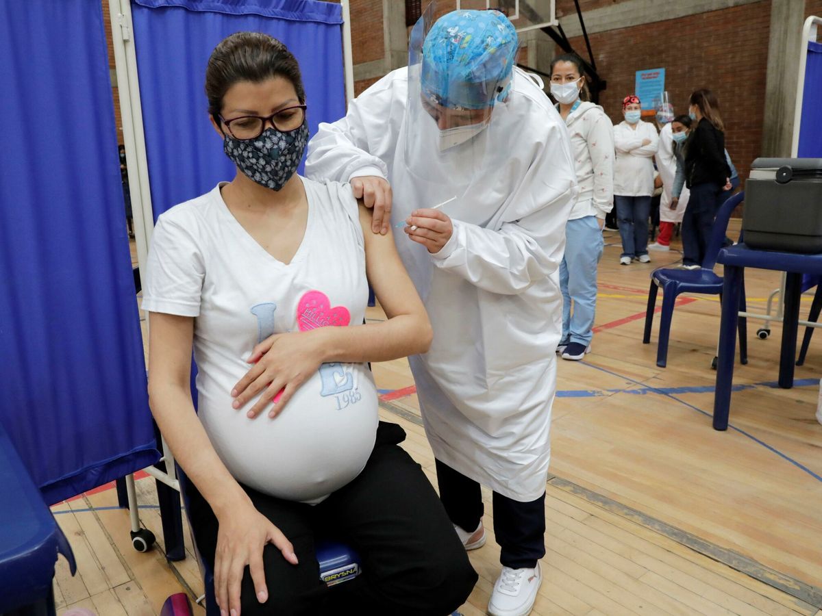 Foto: Una mujer embarazada recibe una dosis de la vacuna en Colombia. (EFE)