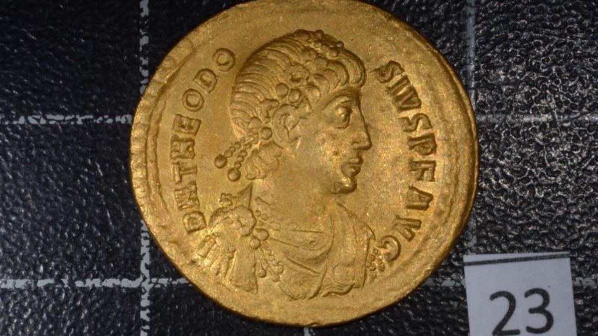 Restauradas 53 monedas de oro de los siglos IV y V d.C. aparecidas en una cala de Alicante