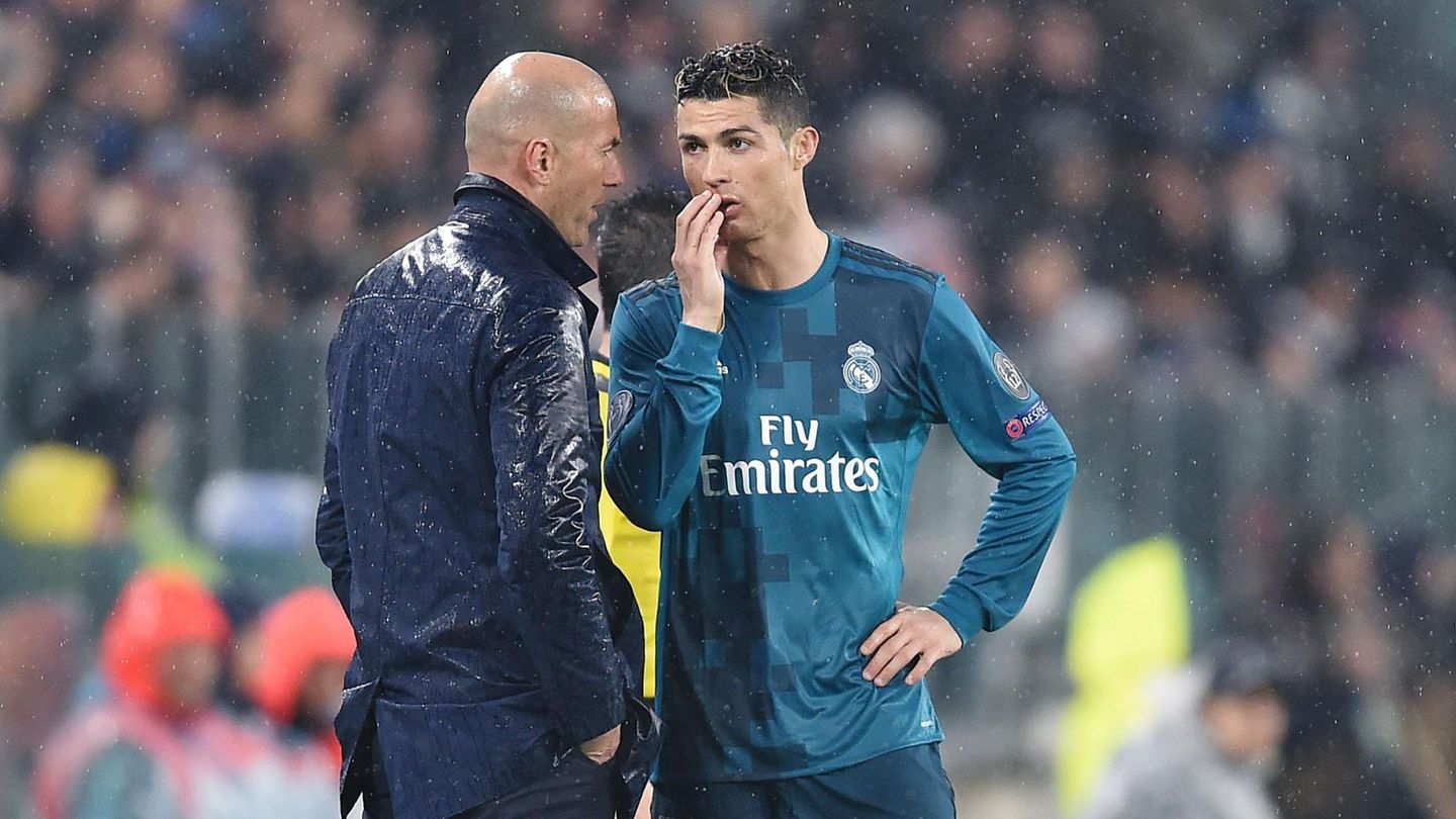 Zidane y Cristiano hablan durante el partido contra la Juventus en Turín para definir su estrategia. (EFE)