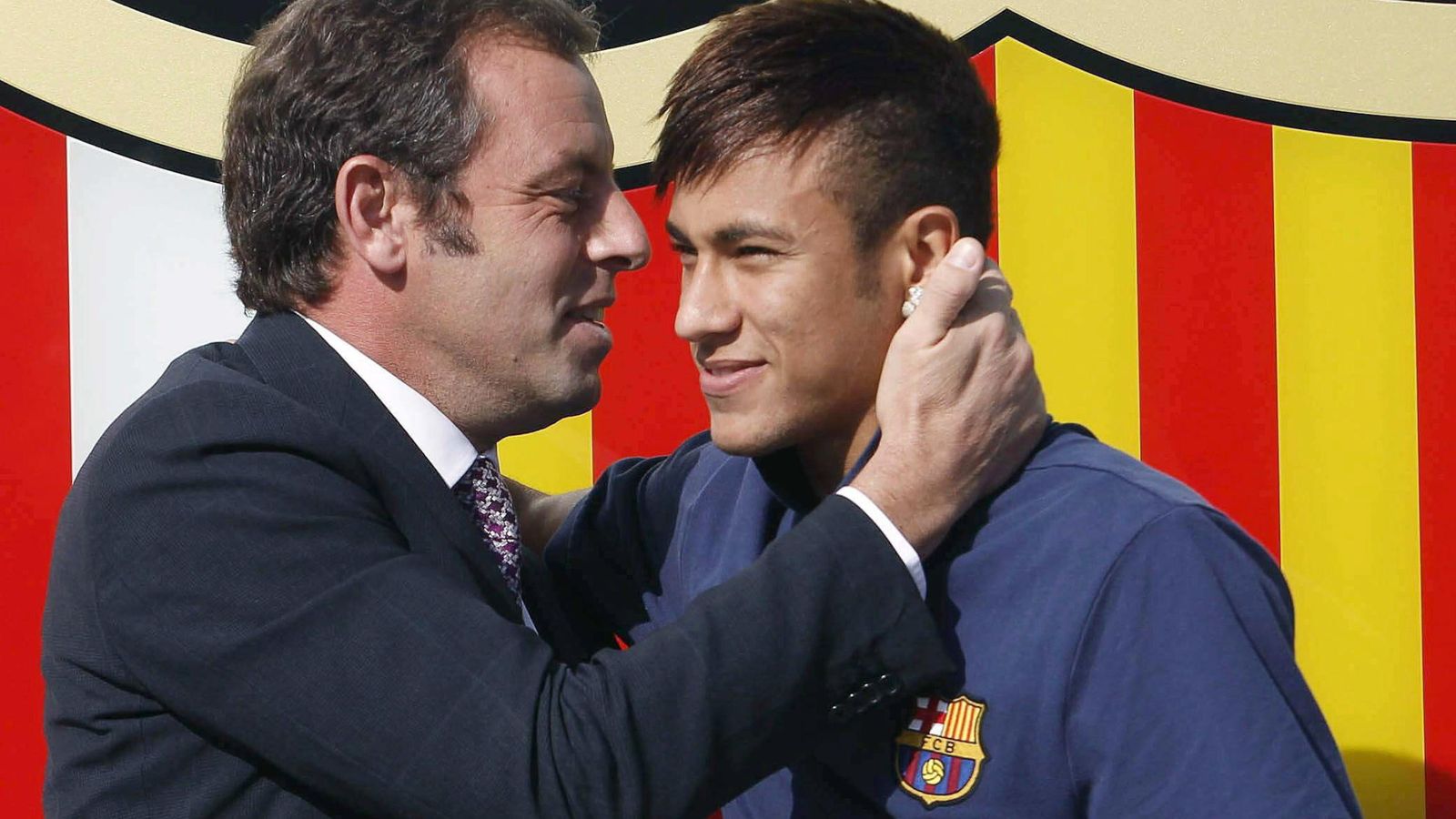 Foto:  Fotografía de archivo de Sandro Rosell (i) y Neymar durante la presentación del jugador. (EFE)