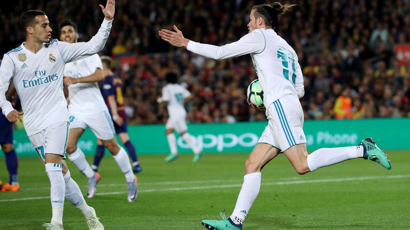 Bale corre con el balón al centro del campo tras marcar el empate a dos frente al Barcelona. (Reuters)